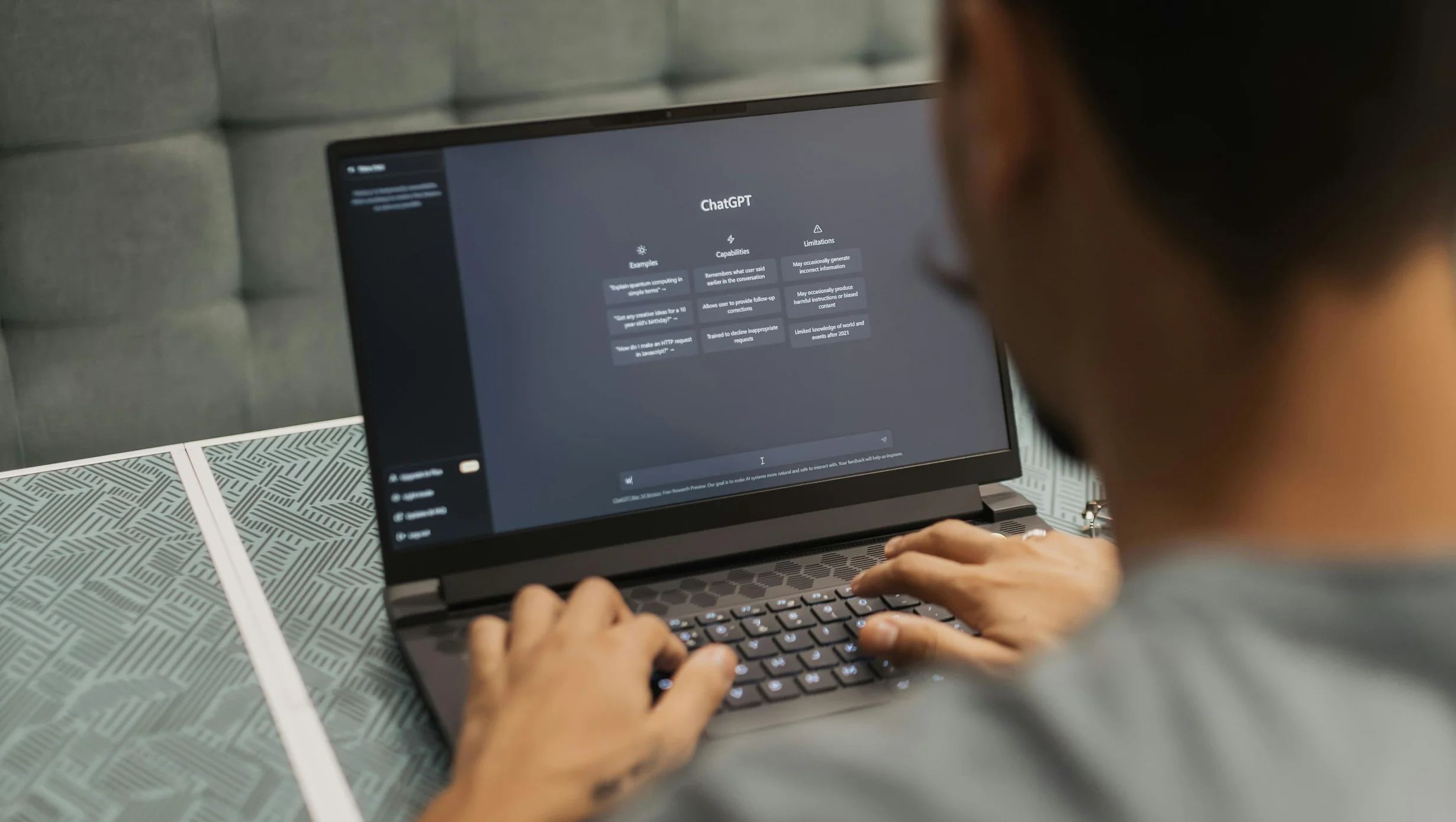 Chat de IA recomendando una empresa junto al dato de +200% de búsqueda agéntica